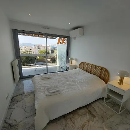 Superbe Climatise Proche Plages, Grande Terrasse Et Parking Prive Apartment